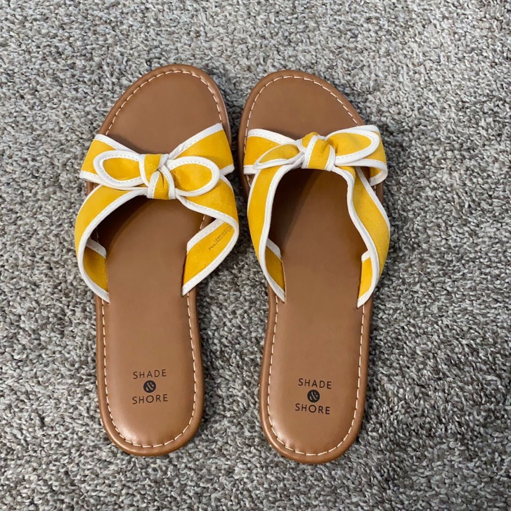 Yellow sandals with bow